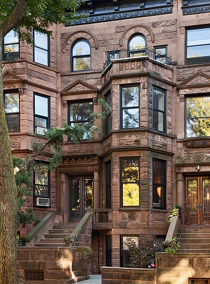 ニューヨークにあるコンテンポラリースタイルのおしゃれな三階建ての家 (レンガサイディング) の写真