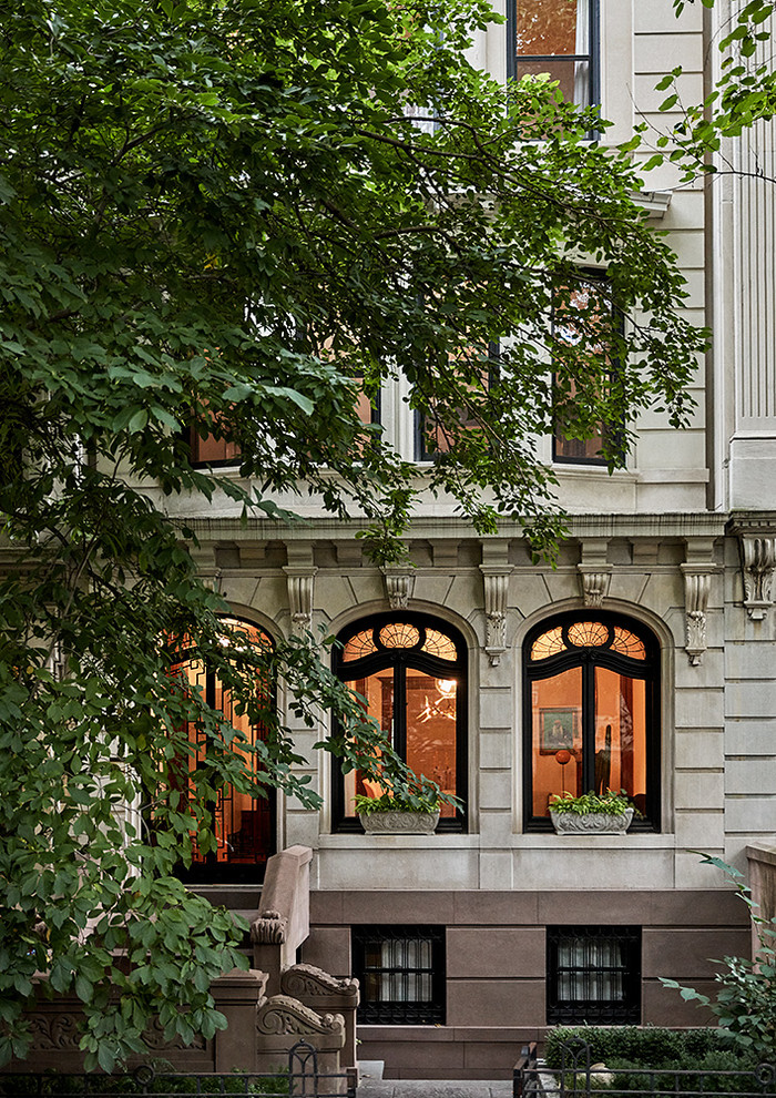 ニューヨークにあるトランジショナルスタイルのおしゃれな家の外観 (石材サイディング、タウンハウス) の写真