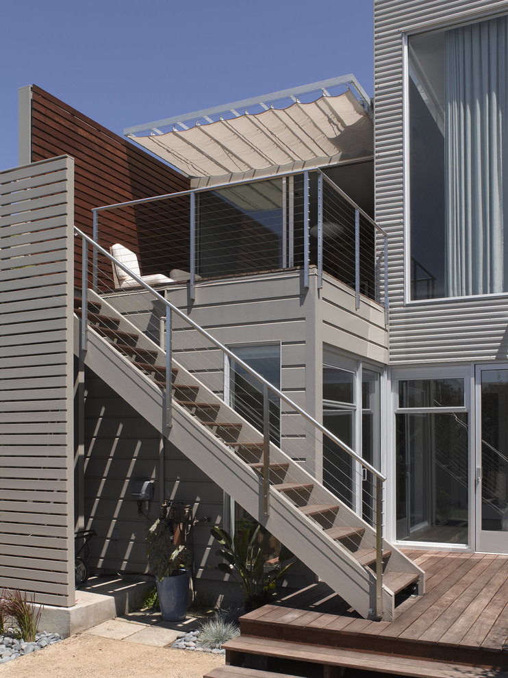 Foto della facciata di una casa grigia contemporanea a tre piani di medie dimensioni con rivestimento in metallo