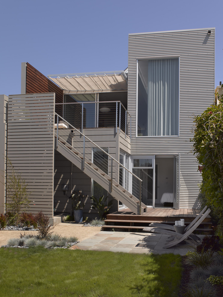 Diseño de fachada gris actual de tamaño medio de tres plantas con revestimiento de metal