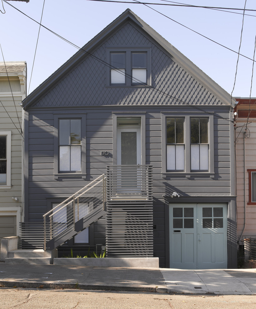 Стильный дизайн: трехэтажный, серый, деревянный дом среднего размера в классическом стиле - последний тренд