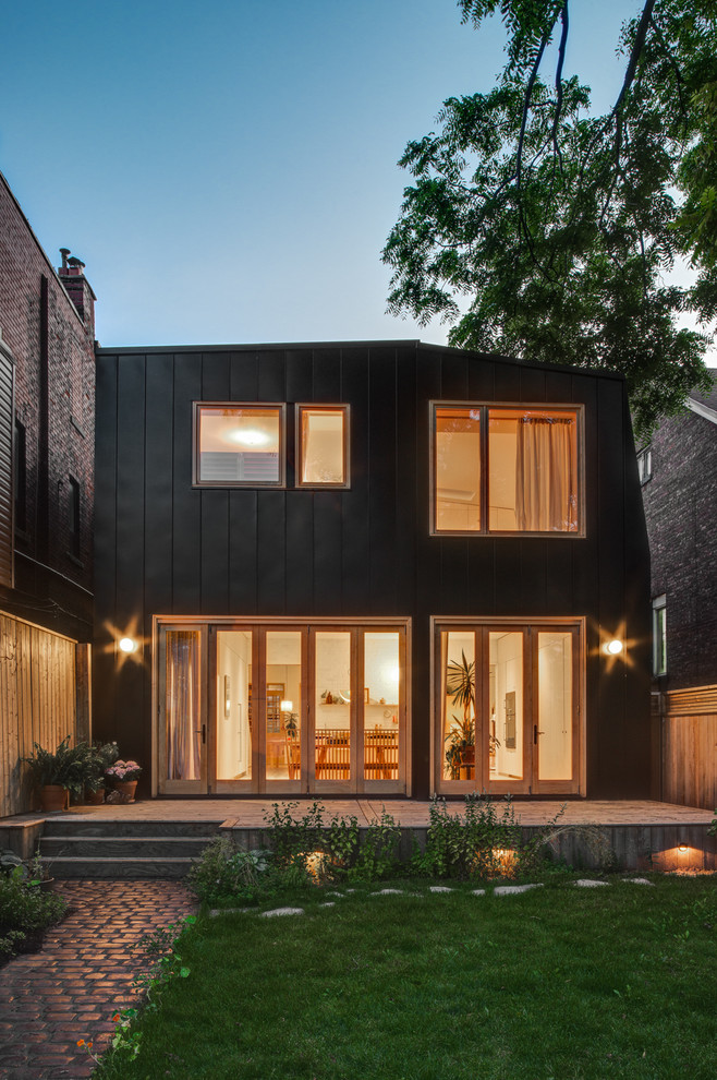 Ispirazione per la facciata di una casa nera contemporanea a due piani di medie dimensioni con rivestimento in metallo e tetto piano