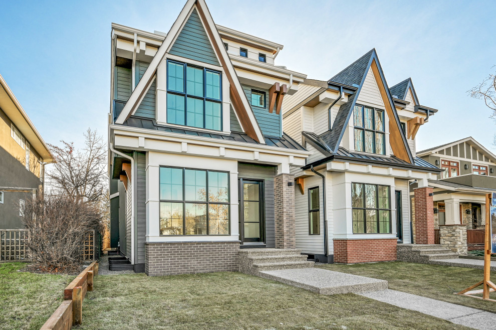 Kleines, Zweistöckiges Landhaus Einfamilienhaus mit Backsteinfassade, grauer Fassadenfarbe, Satteldach und Schindeldach in Calgary