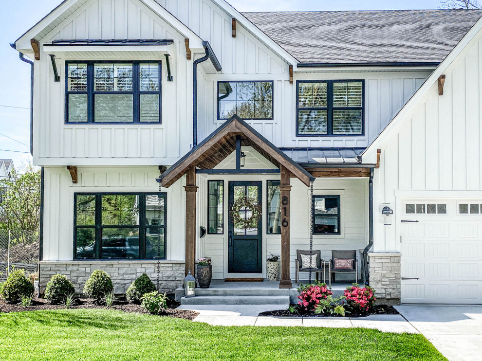 Mittelgroßes, Zweistöckiges Landhaus Einfamilienhaus mit Faserzement-Fassade, weißer Fassadenfarbe und Blechdach in Chicago