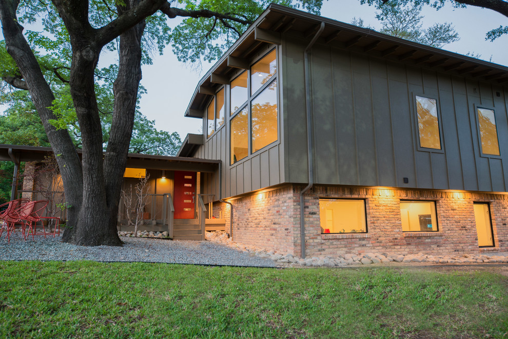 Mittelgroßes, Zweistöckiges Mid-Century Einfamilienhaus mit Mix-Fassade, brauner Fassadenfarbe, Satteldach und Schindeldach in Dallas