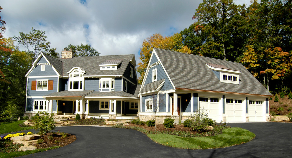 Foto della villa blu american style a tre piani con rivestimento con lastre in cemento, tetto a capanna e copertura mista