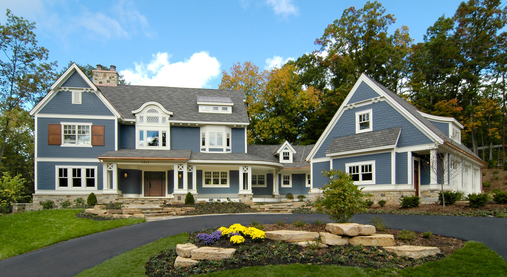 Стильный дизайн: трехэтажный, синий частный загородный дом в стиле кантри с облицовкой из ЦСП, двускатной крышей и крышей из смешанных материалов - последний тренд