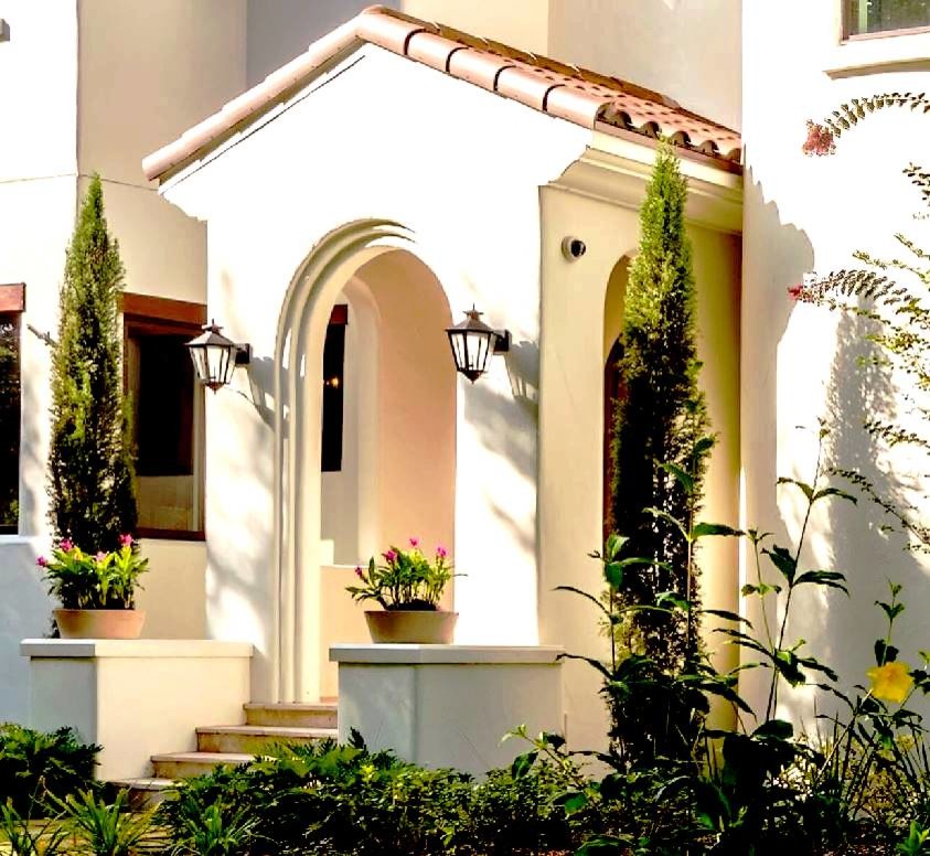 Großes, Zweistöckiges Mediterranes Einfamilienhaus mit weißer Fassadenfarbe, Putzfassade, Walmdach und Ziegeldach in Tampa