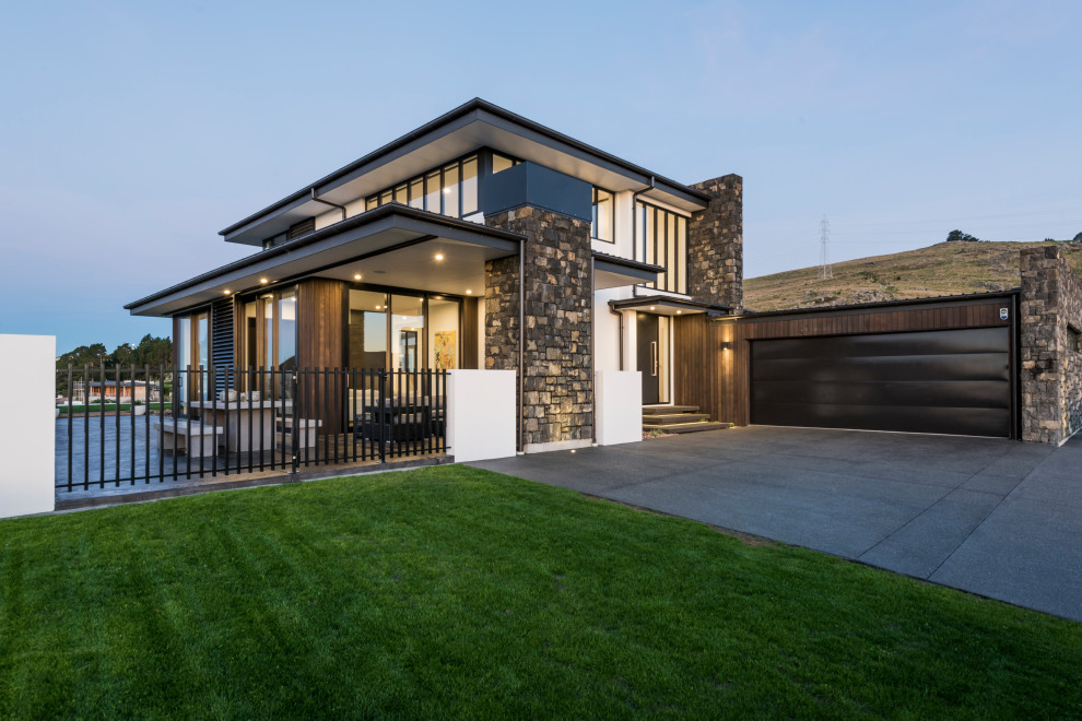 Großes, Zweistöckiges Modernes Einfamilienhaus mit Mix-Fassade, bunter Fassadenfarbe und Flachdach in Christchurch
