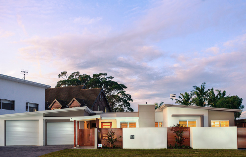 Ispirazione per la facciata di una casa beige contemporanea a un piano di medie dimensioni con rivestimento in stucco