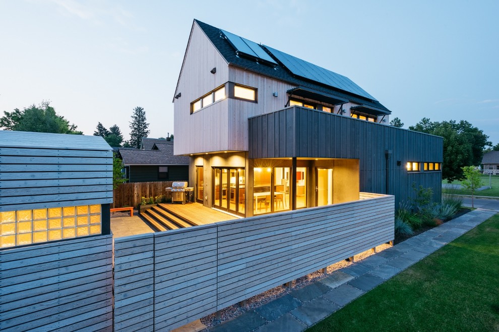 Inspiration pour une petite façade de maison multicolore nordique en bois à un étage avec un toit à croupette et un toit en shingle.