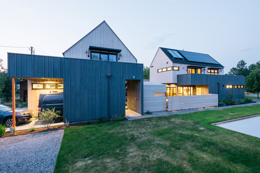 Стильный дизайн: маленький, двухэтажный, деревянный, разноцветный частный загородный дом в скандинавском стиле с полувальмовой крышей и крышей из гибкой черепицы для на участке и в саду - последний тренд