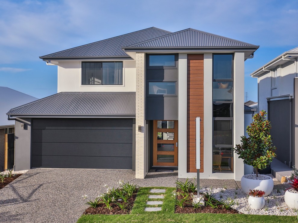 Diseño de fachada de casa gris contemporánea de dos plantas con tejado a cuatro aguas y tejado de metal