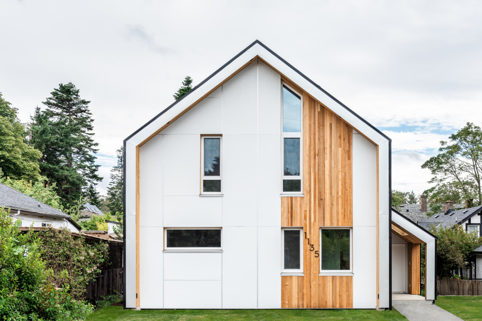 Foto de fachada de casa blanca nórdica pequeña de dos plantas con revestimiento de metal, tejado a dos aguas y tejado de metal