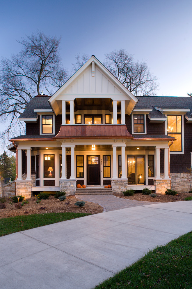 Идея дизайна: большой, трехэтажный, деревянный, коричневый дом в классическом стиле с двускатной крышей