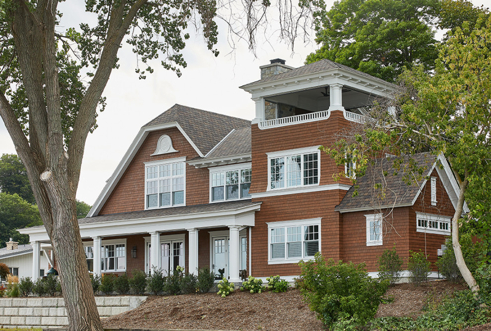 Mittelgroßes, Zweistöckiges Klassisches Haus mit brauner Fassadenfarbe, Walmdach, Schindeldach, braunem Dach und Schindeln in Grand Rapids