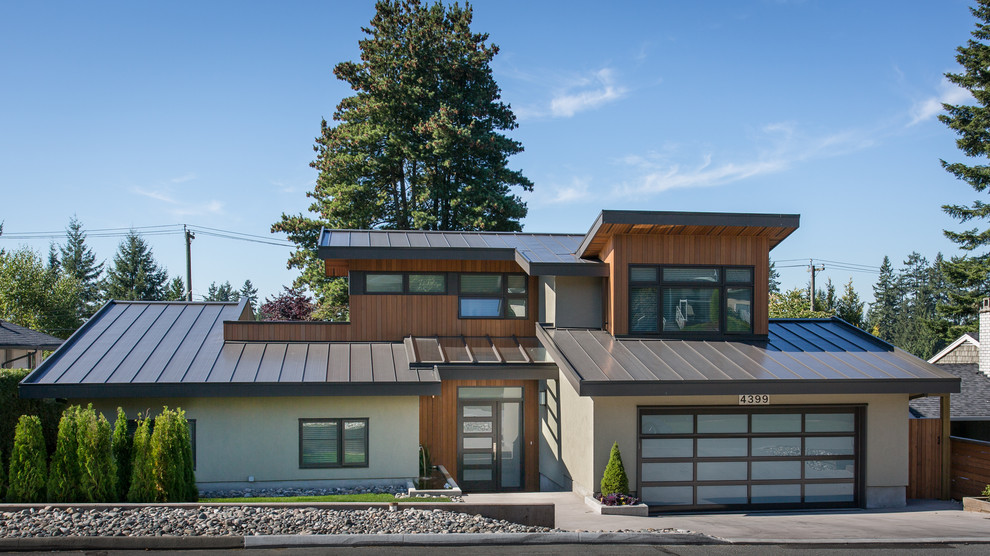 Inspiration för mellanstora moderna flerfärgade hus, med två våningar, tak i metall, blandad fasad och sadeltak