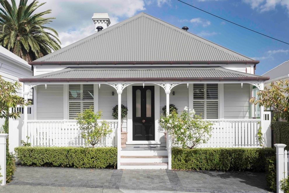 Einstöckiges Klassisches Einfamilienhaus mit Vinylfassade, weißer Fassadenfarbe, Walmdach und Blechdach in Auckland
