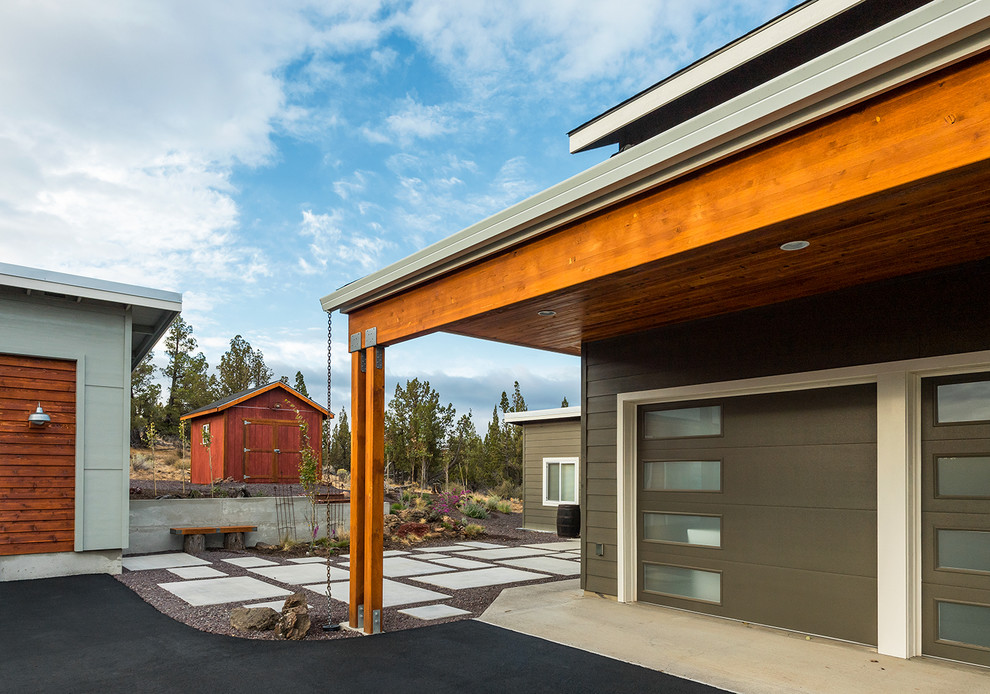 Große, Zweistöckige Moderne Holzfassade Haus mit Satteldach und grauer Fassadenfarbe in Sonstige