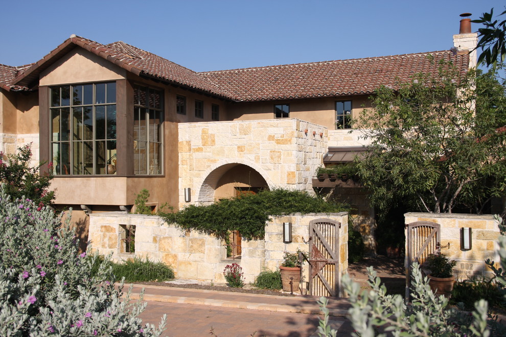 Esempio della facciata di una casa mediterranea con rivestimento in pietra