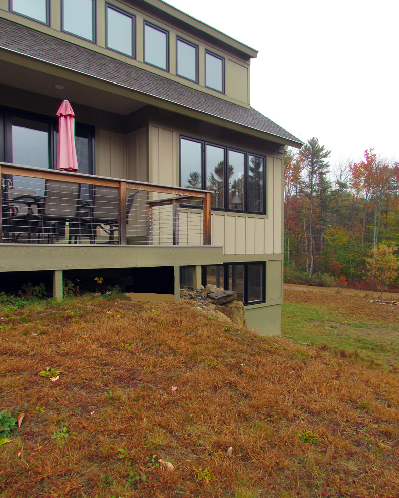 Kleines, Dreistöckiges Landhaus Haus mit Faserzement-Fassade, beiger Fassadenfarbe und Satteldach in Portland Maine