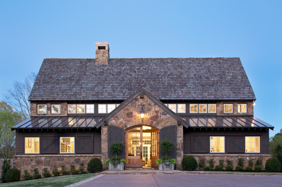 Großes, Zweistöckiges Country Einfamilienhaus mit Mix-Fassade, Walmdach, brauner Fassadenfarbe und Schindeldach in Austin