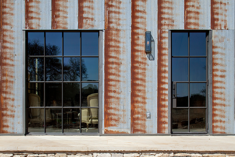 Diseño de fachada rústica de una planta con revestimiento de metal