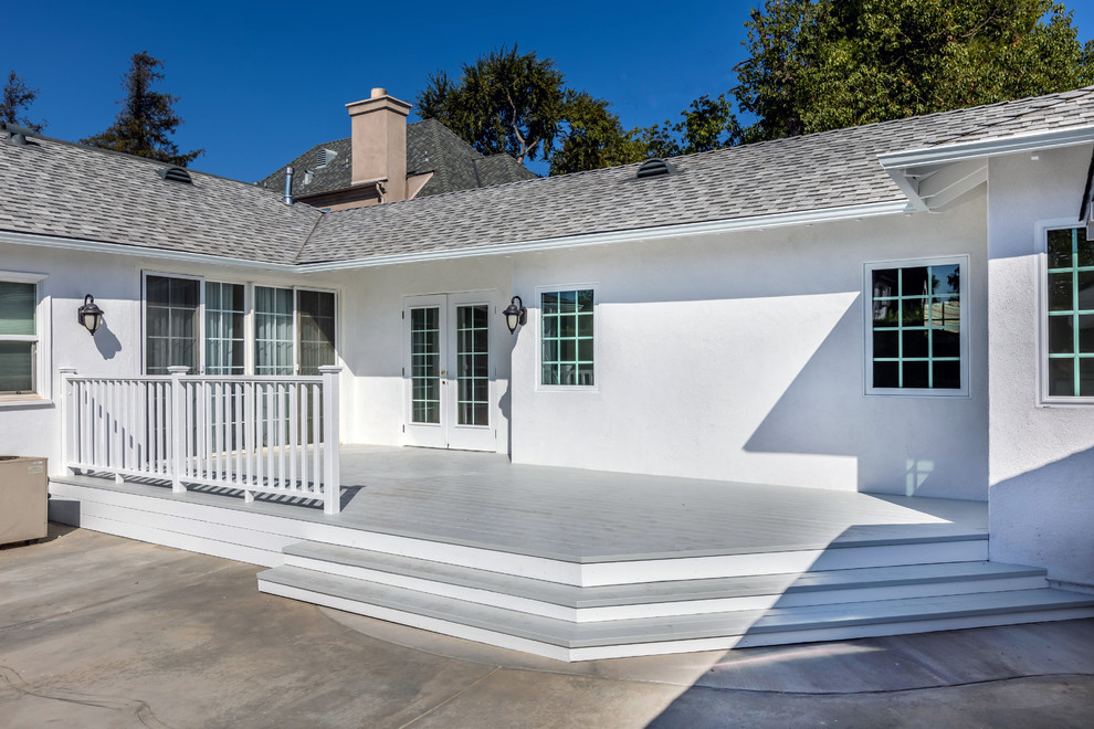 Réalisation d'une façade de maison blanche champêtre en stuc de taille moyenne et de plain-pied avec un toit à quatre pans et un toit en shingle.