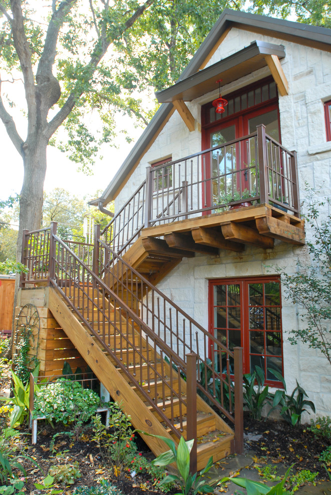 Großes, Einstöckiges Shabby-Look Haus mit Vinylfassade und gelber Fassadenfarbe in Dallas