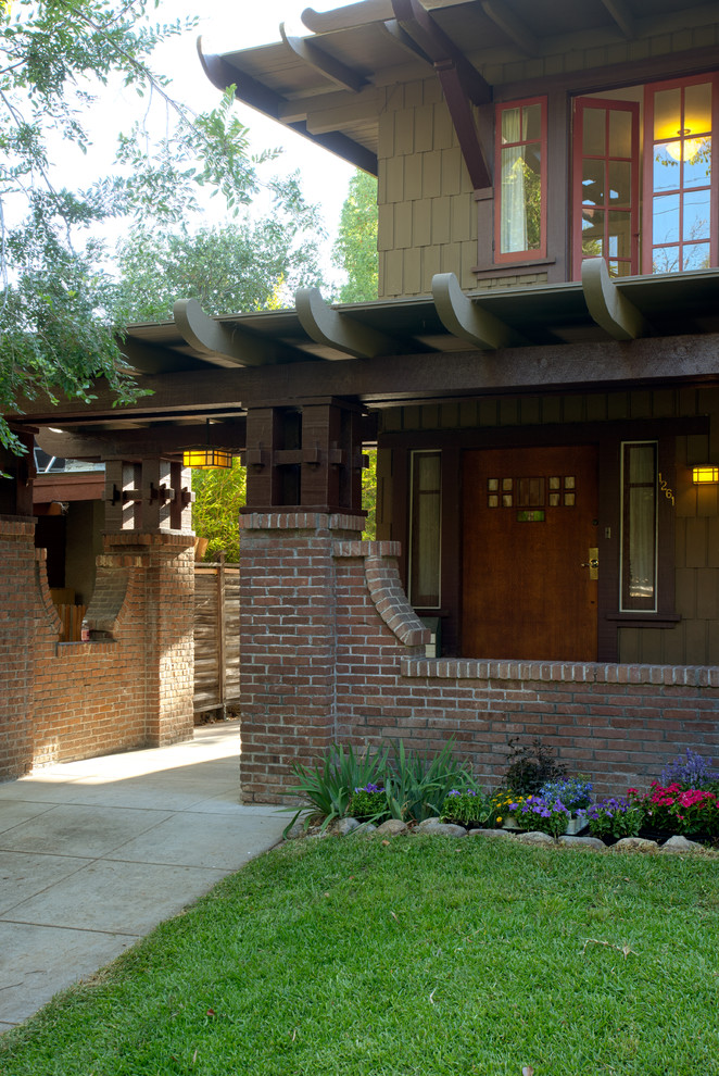 Idee per la facciata di una casa grande verde american style a due piani con rivestimento in legno
