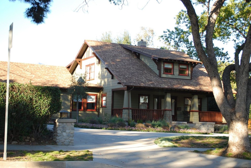 Modelo de fachada de casa gris de estilo americano grande de dos plantas con revestimiento de madera, tejado de un solo tendido y tejado de teja de madera