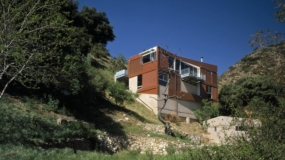 Ispirazione per la facciata di una casa rossa moderna a due piani di medie dimensioni con rivestimento con lastre in cemento e tetto piano