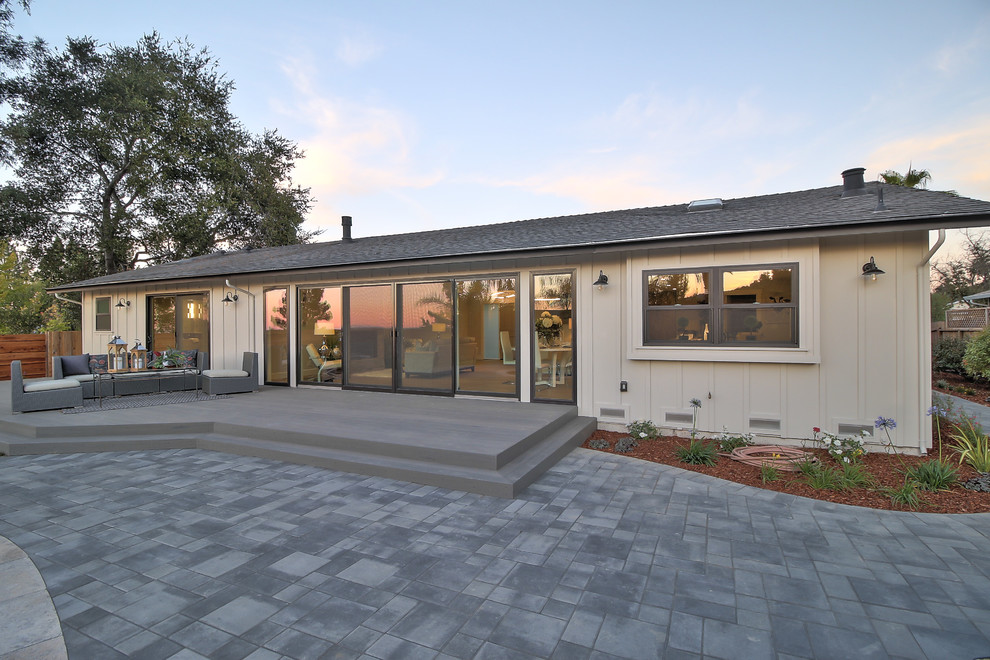 Einstöckiges Landhausstil Einfamilienhaus mit Faserzement-Fassade, weißer Fassadenfarbe, Satteldach und Schindeldach in San Francisco