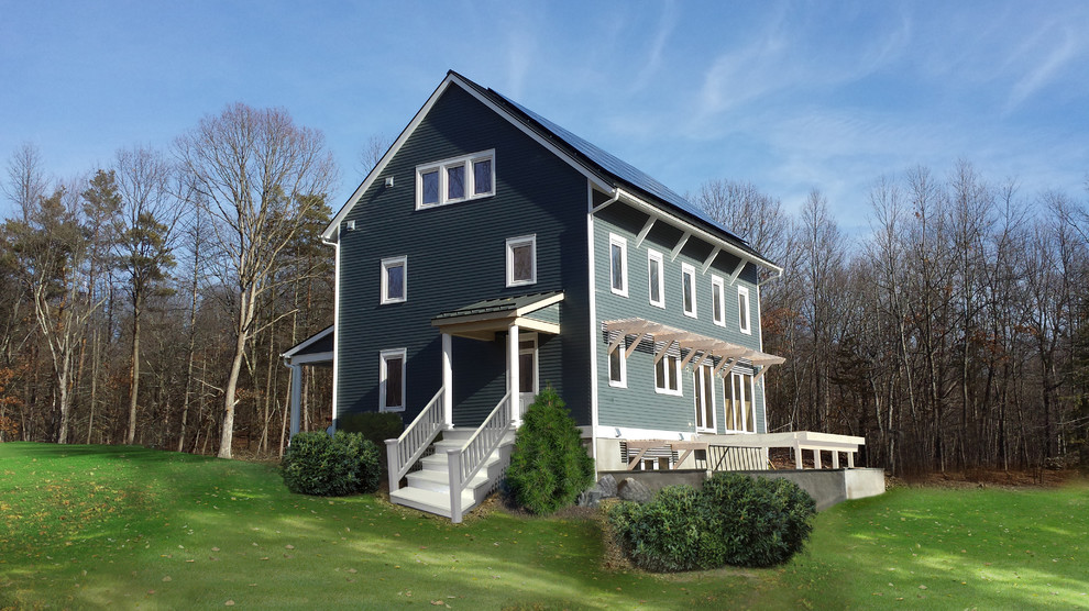 Inspiration pour une façade de maison bleue rustique de taille moyenne et à un étage avec un revêtement mixte, un toit à deux pans et un toit en métal.