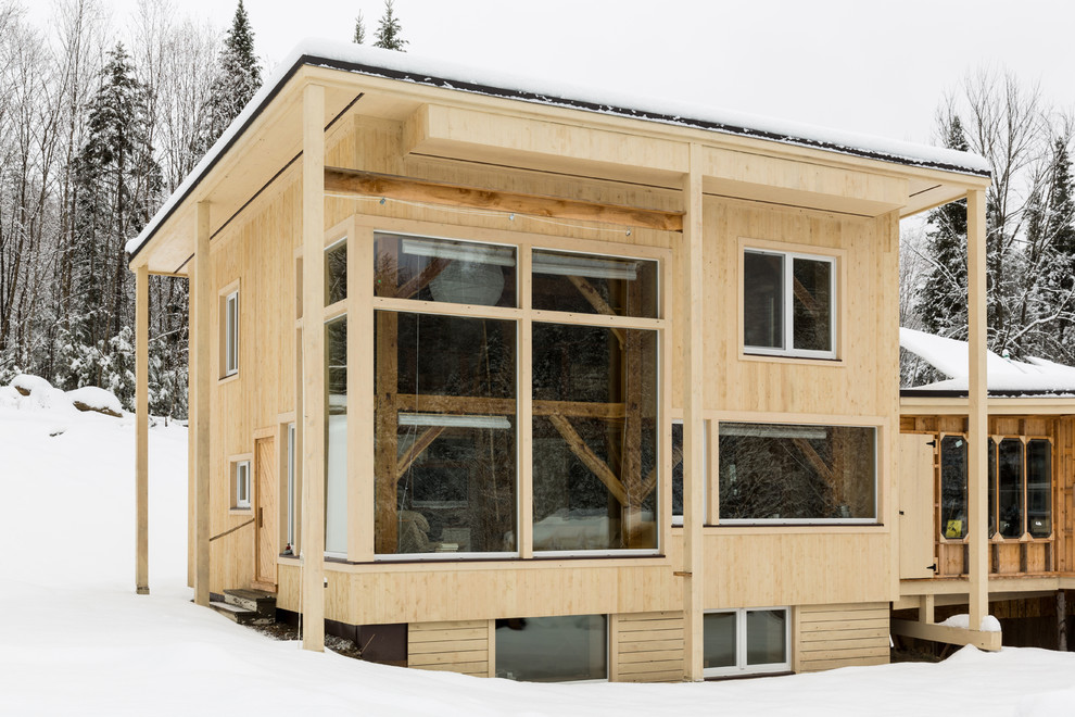 Idées déco pour une petite façade de maison beige montagne en bois à un étage.