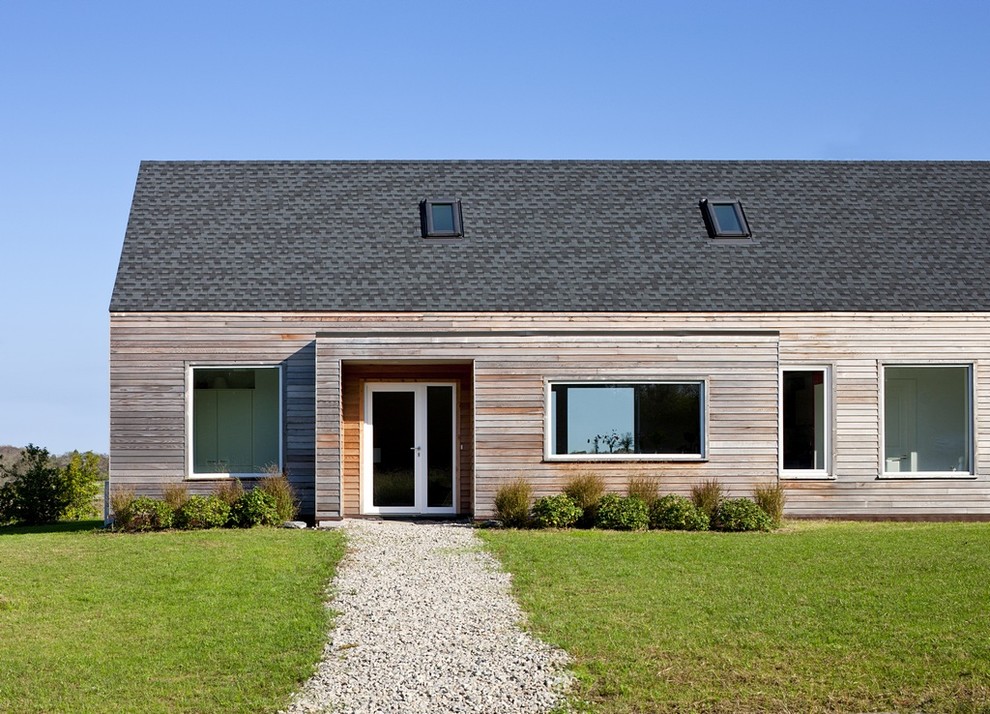Modelo de fachada de casa beige de estilo de casa de campo grande de una planta