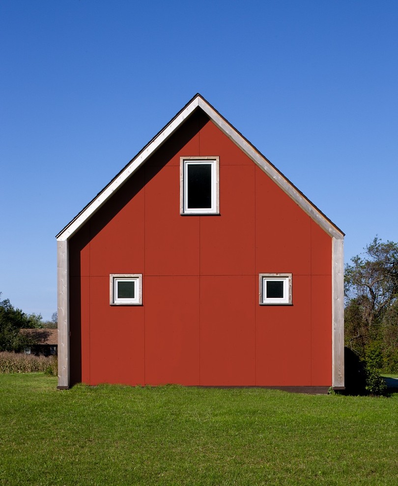 Aménagement d'une façade de maison rouge campagne avec un toit à deux pans.