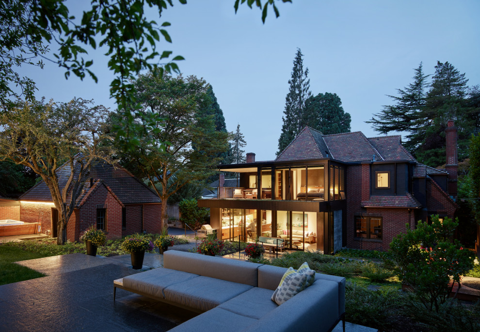 Großes, Zweistöckiges Stilmix Einfamilienhaus mit Metallfassade, schwarzer Fassadenfarbe, Flachdach und Ziegeldach in Seattle