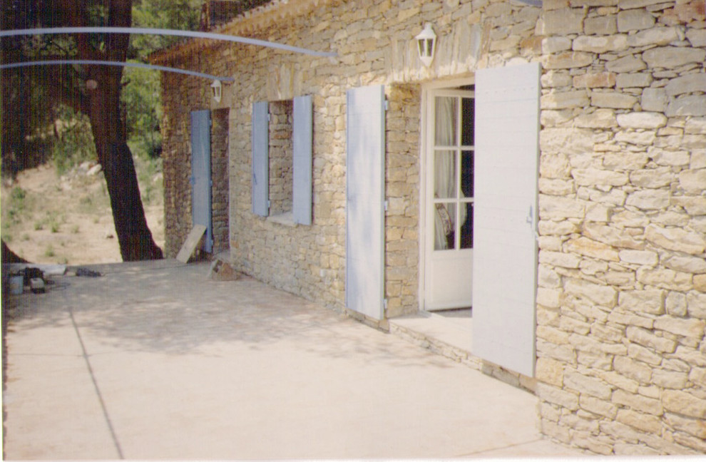 Cette photo montre une façade de maison beige méditerranéenne en pierre de taille moyenne et de plain-pied.