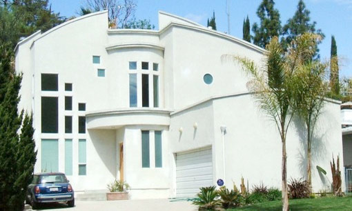 ロサンゼルスにあるアジアンスタイルのおしゃれな家の外観の写真