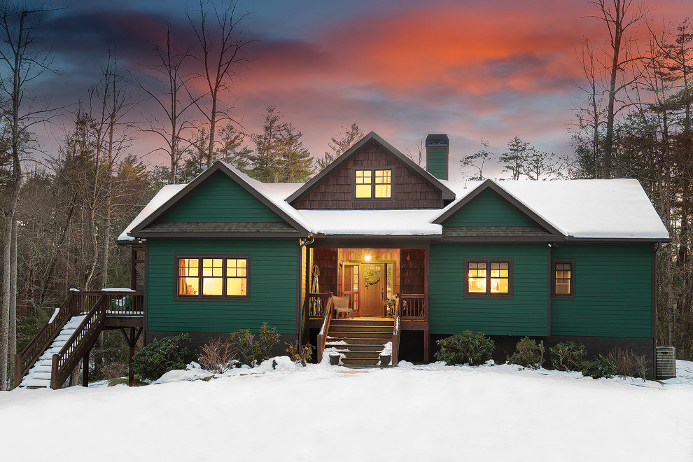 Inspiration pour une façade de maison verte chalet en bois avec un toit à deux pans.