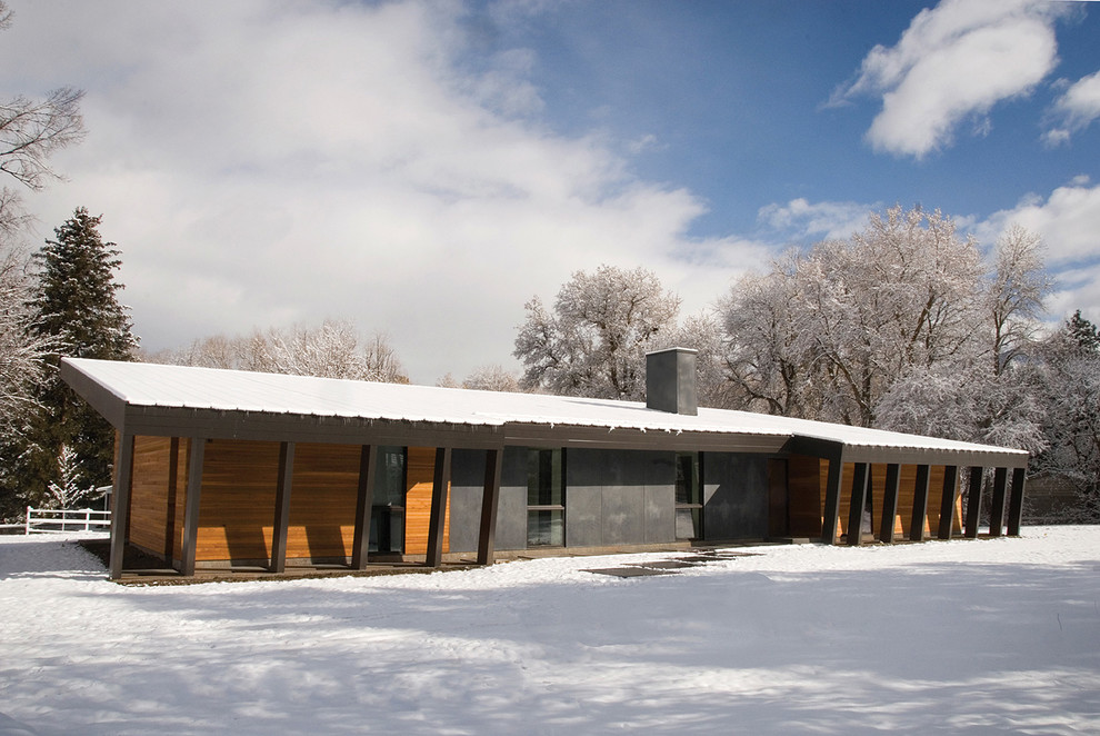 Cette photo montre une petite façade de maison marron montagne en bois de plain-pied avec un toit en appentis.