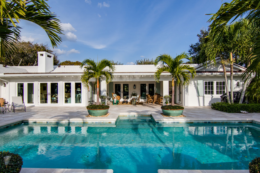 Einstöckiges Haus mit weißer Fassadenfarbe und Satteldach in Miami