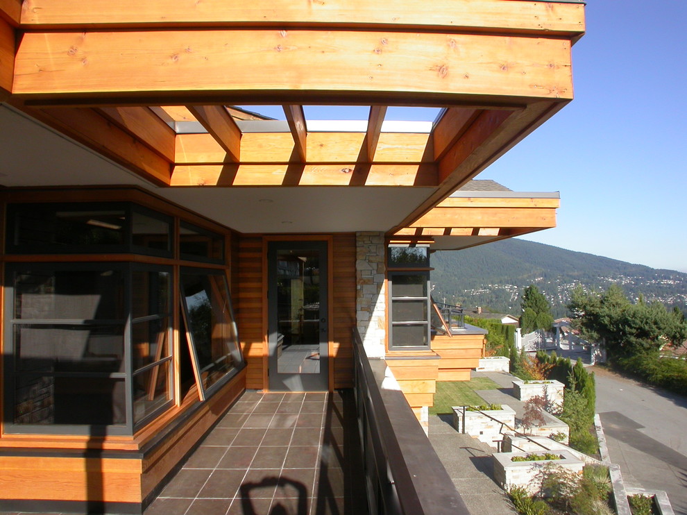 Ispirazione per la facciata di una casa grande grigia contemporanea a due piani con rivestimento in vetro e tetto piano