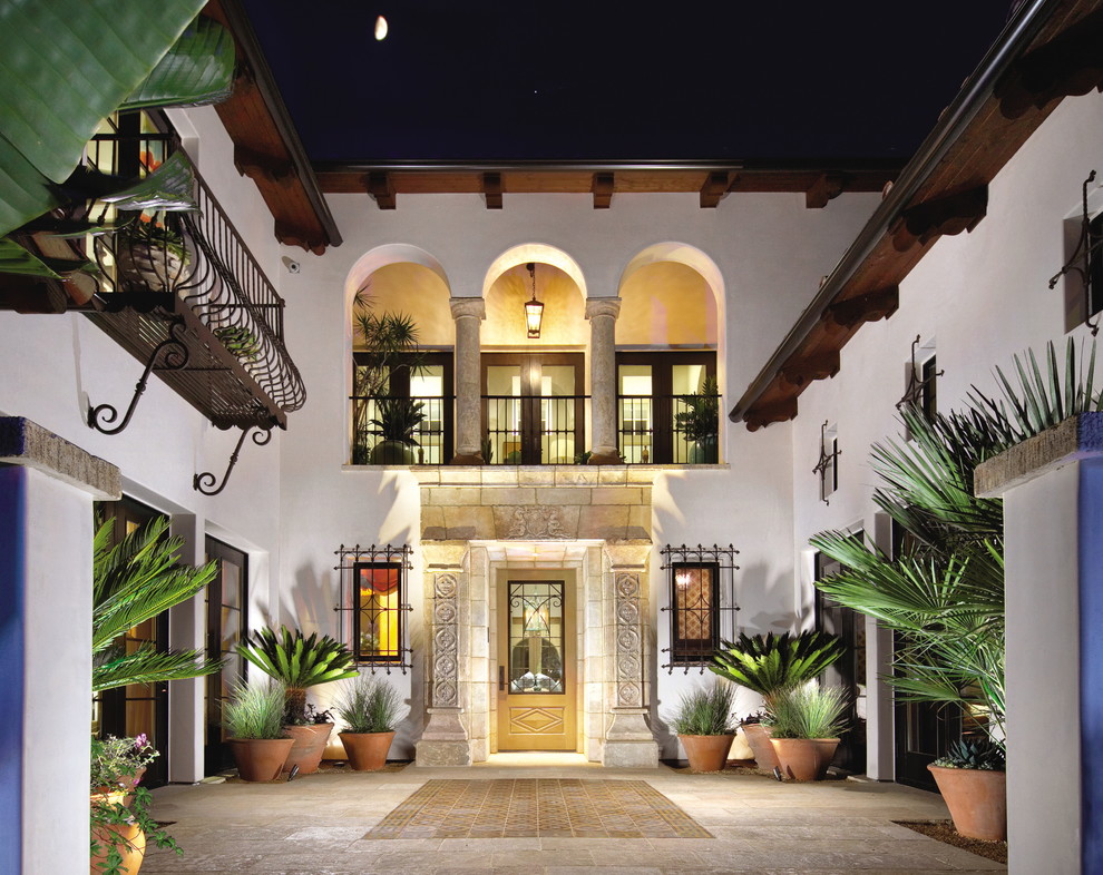 Zweistöckiges, Mittelgroßes Mediterranes Haus mit weißer Fassadenfarbe, Putzfassade und Satteldach in Los Angeles
