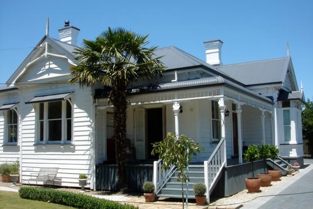 Стильный дизайн: белый, деревянный, одноэтажный, большой дом в викторианском стиле - последний тренд