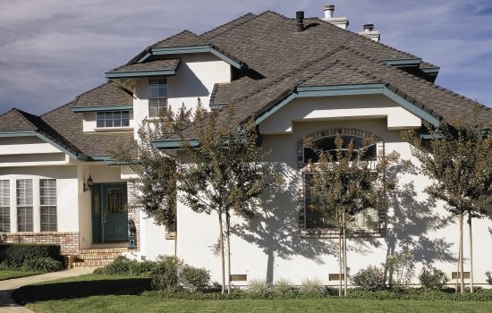 Foto de fachada de casa beige tradicional de tamaño medio de tres plantas con revestimiento de madera, tejado a dos aguas y tejado de teja de madera