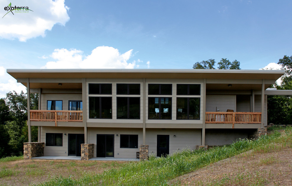 Mittelgroßes, Zweistöckiges Modernes Einfamilienhaus mit Steinfassade, beiger Fassadenfarbe und Blechdach in Nashville