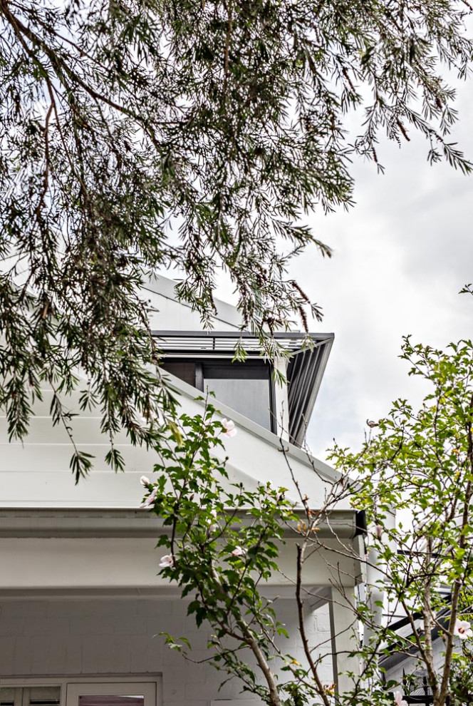 Idées déco pour une petite façade de maison blanche contemporaine en brique de plain-pied avec un toit à deux pans et un toit en métal.
