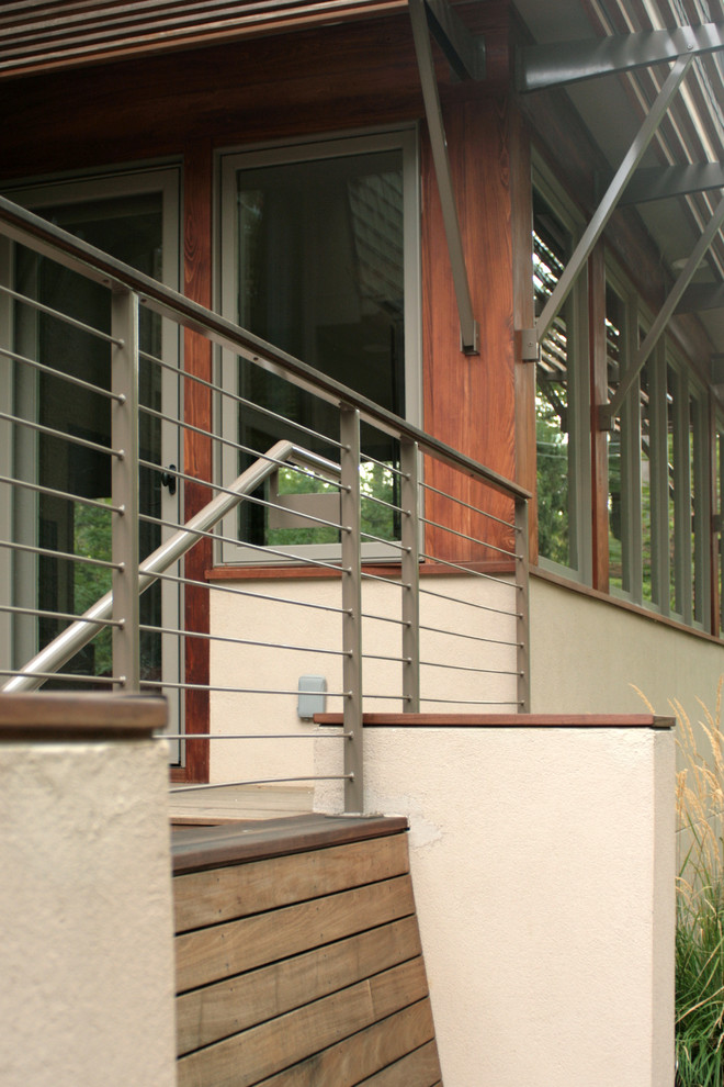 Immagine della facciata di una casa contemporanea a due piani di medie dimensioni con rivestimento in stucco